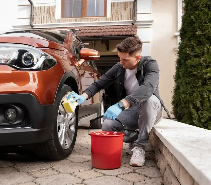 Lavage auto à domicile Verrières-le-Buisson : professionnel intervenant sur un véhicule